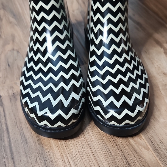 Capelli Stylish Women's Chevron Rain Boots - Black and Yellow - Picture 12 of 15